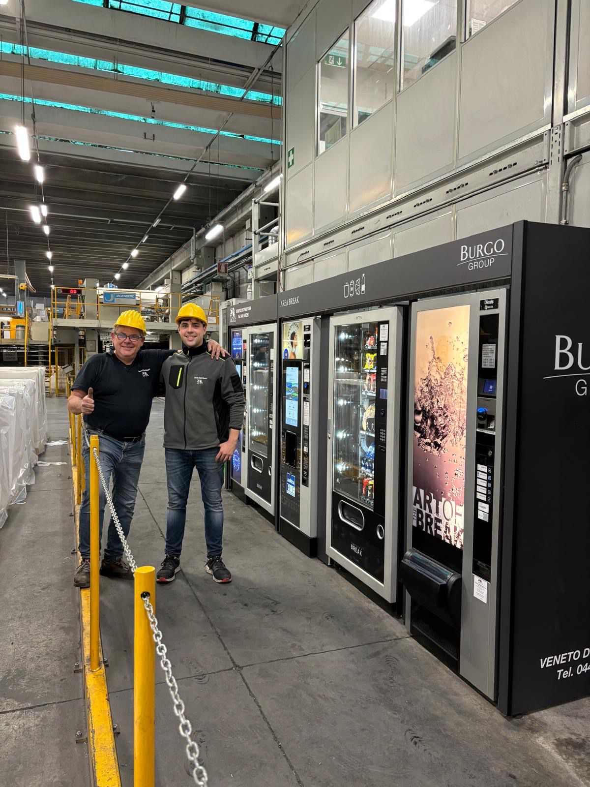 Il team Veneto Distributori davanti ai distributori installati in un'azienda cliente