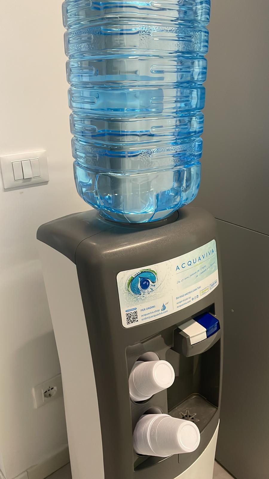 Colonnina d'acqua con boccione in ufficio