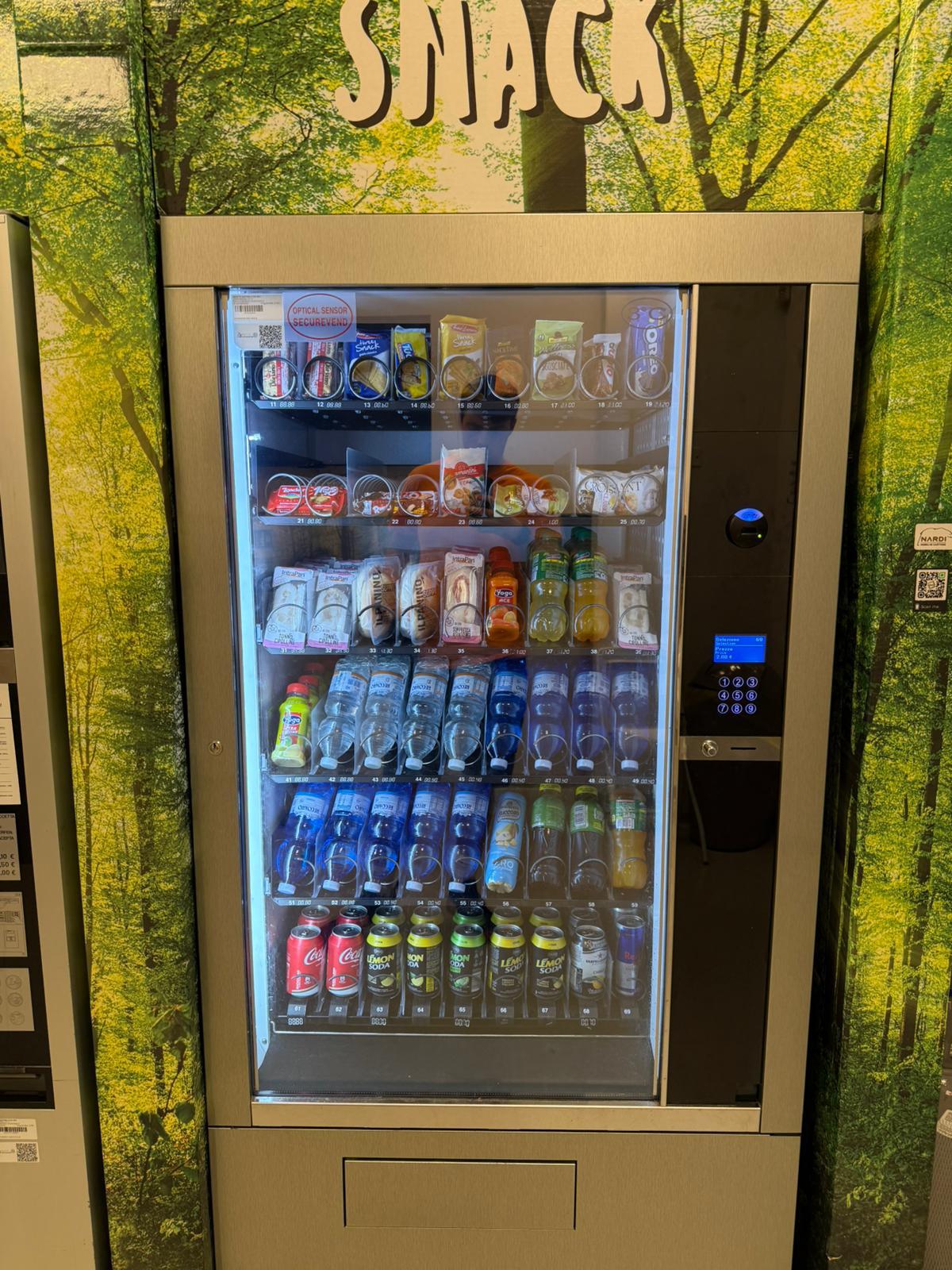 Distributore automatico di snack e bevande installato da Veneto Distributori