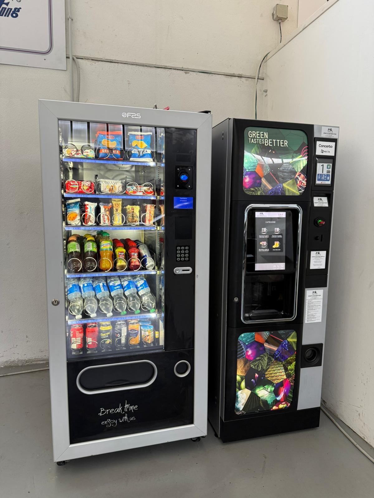 Distributori di snack e caffè NECTA installati in un'azienda