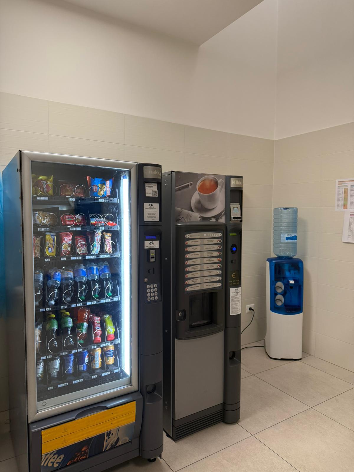 Distributori di snack, caffè e colonnina d'acqua in un'area break