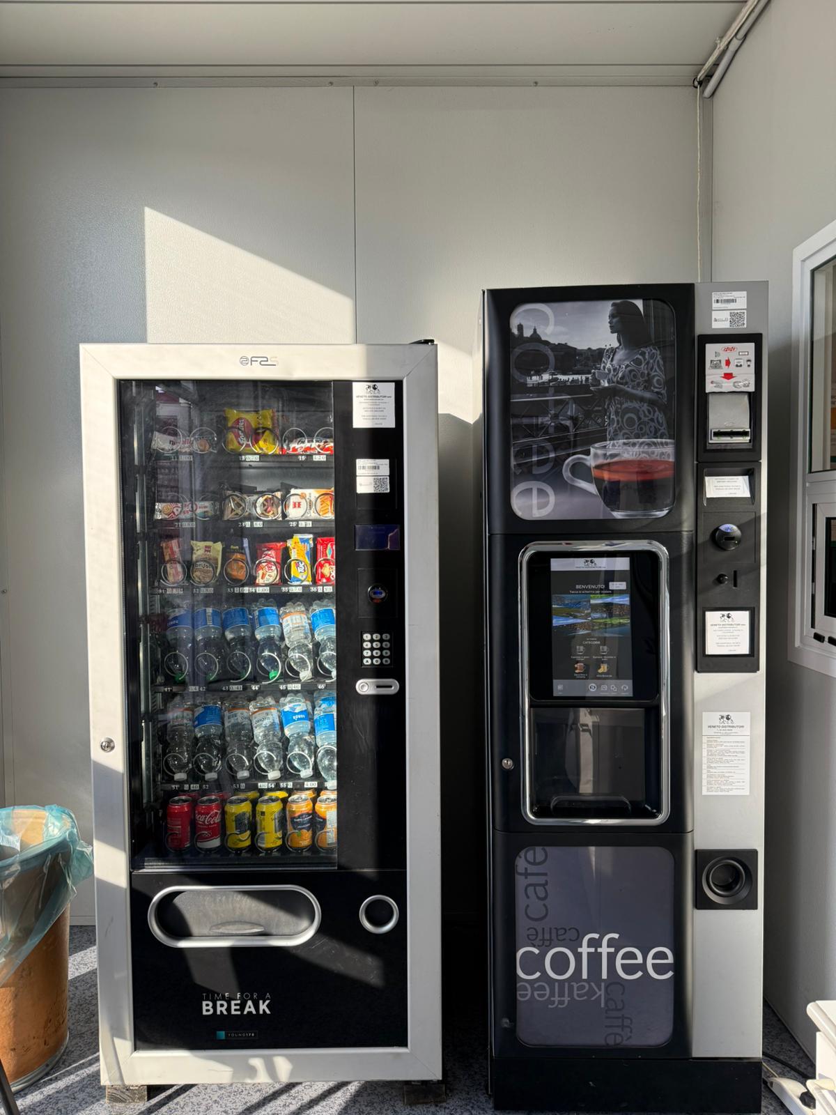 Distributori di snack e caffè installati in un ufficio
