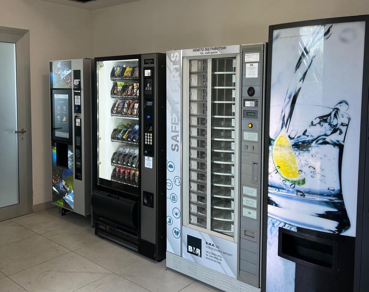 Impianto completo con distributori di caffè, snack, acqua e DPI in un'azienda