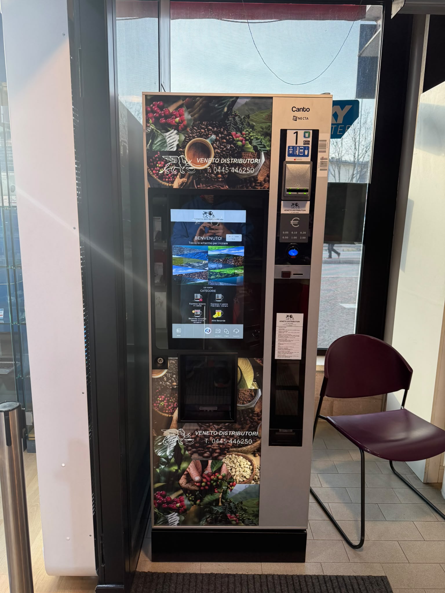 Distributore automatico di caffè Veneto Distributori installato in un ufficio